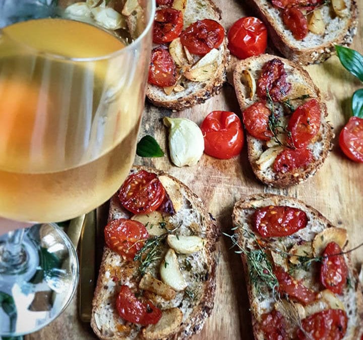 Брускети со домати и лук
