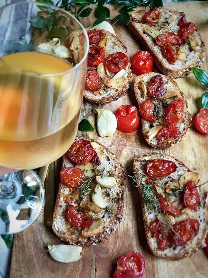Брускети со домати и лук