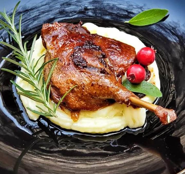 Патка полнета со суво овошје и компир пире