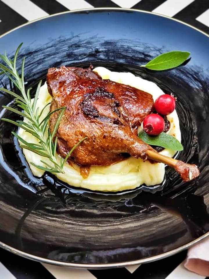 Патка полнета со суво овошје и компир пире